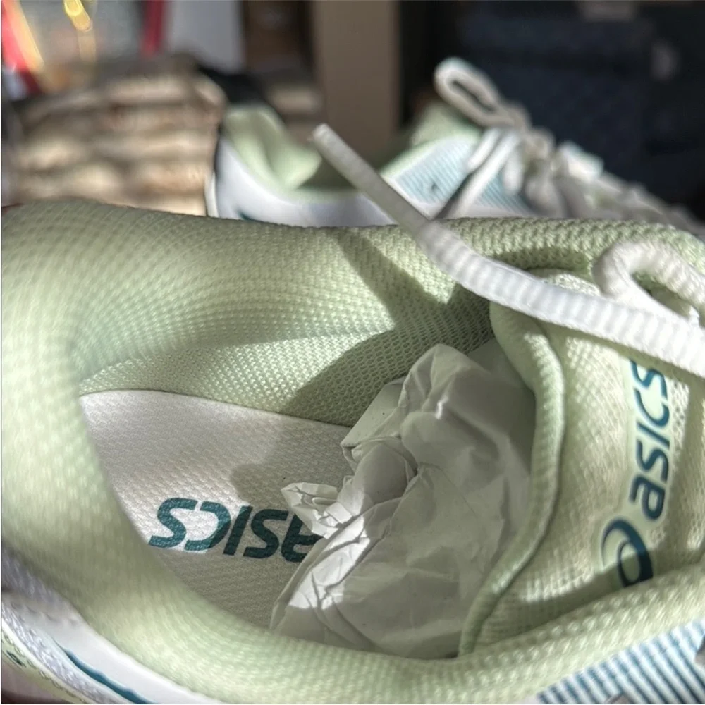 ASICS Women’s up court‎ 5 sneakers Sz 10.5 NWT